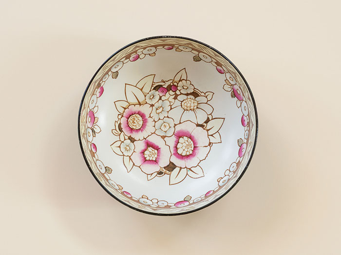 Photograph of a Losol Ware bowl circa 1912-1936, decorated with hand-painted flower motifs