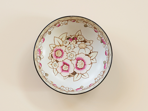 Photograph of a Losol Ware bowl circa 1912-1936, decorated with hand-painted flower motifs